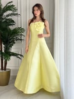 فستان مناسبات ميكادو أصفر بتصميم وردة جذاب