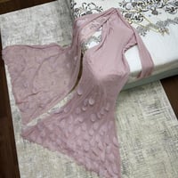 فستان شيفون مطرز لحمي مع شال طويل