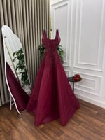 فستان سهرة برغندي بتطريز يدوي وتألق ملكي