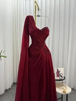 فستان سهرة برغندي فخم بأكتاف مكشوفة