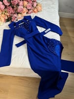 فستان سهرة نيلي كريب ملكي بلمسة هدب مطرز