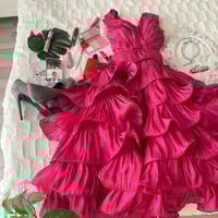 فستان سهرة فوشي منفوش بطبقات ساحرة