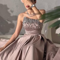 فستان كوري راقي بتفاصيل لامعة – فساتين فخمة