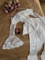 جمبسوت أبيض باربي مع تفصيل دانتيل مشجر من ماركة كي...