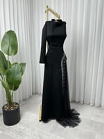 فستان سهرة أسود راقٍ بتفاصيل لامعة