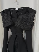 فستان العيد بكسرات انسيابية رقيقة