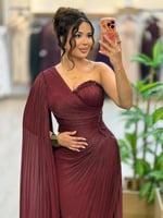 فستان سهرة برغندي فخم بأكتاف مكشوفة