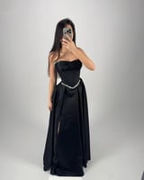 فستان سهرة أسود بكورسيه لؤلؤ فاخر | Cutecci