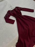 فستان عنابي طويل تطريز يدوي راقي من كيوتشي