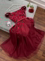 فستان سهرة عنابي مطرز بالورود للسهرات الفاخرة