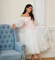 فستان ميدي كلوش أبيض على بينك