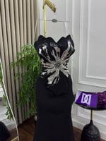 فستان سهرة أسود مطرز بزهرة لامعة