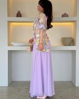 فستان موف راقي مع كلفة ورود زاهية | Cutecci