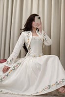 فستان طلة العيد الأبيض بتطريزات يدوية ملونة