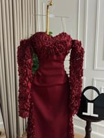 فستان سهرة باربي عنّابي بتفاصيل ورود فخمة