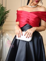 فستان سهرة أسود ميكادو بذيل أحمر ملكي