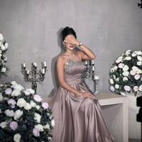 فستان كوري راقي بتفاصيل لامعة – فساتين فخمة