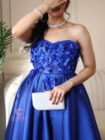 فستان سواريه نيلي كلوش بتصميم ورد أنثوي