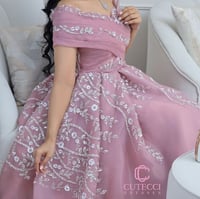 فستان وردي سهرة مطرز من كيوتشي