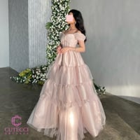 فستان سهرة لحمي تفتة مطرز بطبقات تل