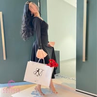 فستان أسود أنيق بأكمام وردية كريستال