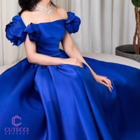 فستان سهرة نيلي بأكمام وردية ناعمة