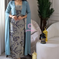 فستان سهرة مطرز مع جاكيت أزرق