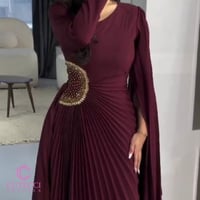 فستان سهرة عنابي مطرز بخيوط ذهبية