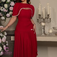 فستان احمر ميد جريء وراقي من كيوتشي