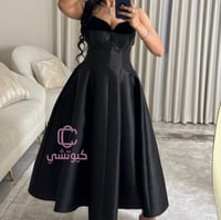 فستان سهرة أسود ميدي بفتحة صدر أنيقة