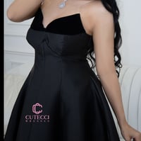 فستان سهرة أسود ميدي بفتحة صدر أنيقة