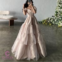 فستان سهرة لحمي تفتة مطرز بطبقات تل