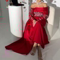 فستان سهرة أحمر مطرز بأكمام ملكية