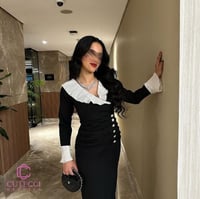 فستان سهرة أسود بكسرات وزرار لؤلؤ