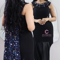 فستان اسود مطرز ذيل طويل من كيوتشي