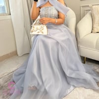 فستان سهرة رصاصي جزار أنيق من كيوتشي – إطلالة ساحر...