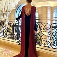 فستان عنابي شتوي بشال فاخر من كيوتشي – إطلالة فخمة...