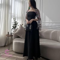 فستان اسود ناعم بأكمام دانتيل مطرزة