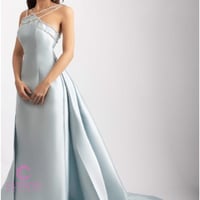 فستان ميكادو رصاصي بتطريز فصوص كرستال – موديل ملكي...