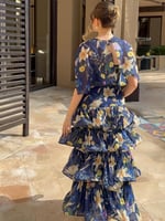 فستان سهرة كحلي بطبقات ورود