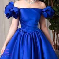 فستان سهرة نيلي بأكمام وردية ناعمة