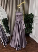 فستان كوري راقي بتفاصيل لامعة – فساتين فخمة