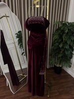 فستان مخمل عنابي مطرز للسهرة الشتوية