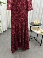 فستان سهرة سهره برغندي بتفاصيل فخمة