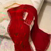 فستان سواريه أحمر مطرز بشال جانبي