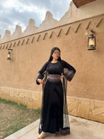 جلابية سوداء أنيقة مزخرفة بنقوش تراثية من كيوتشي