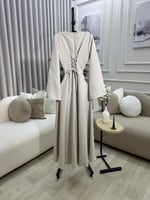 فستان بيج انيق بكسرات انسيابية