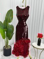 فستان سهرة ترتر عنابي بقصة صدر دائرية وتفصيل ورود...