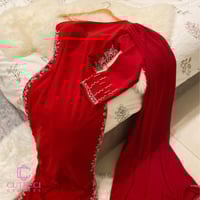 فستان سواريه أحمر مطرز بشال جانبي