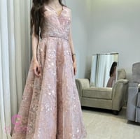 فستان سهرة لحمي دانتيل مطرز فاخر